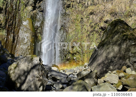 赤城山南面の虹架かる滝沢の不動滝 110036665