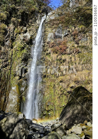 赤城山南面の虹架かる滝沢の不動滝 110036667