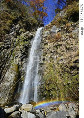 赤城山南面の虹架かる滝沢の不動滝 110036673