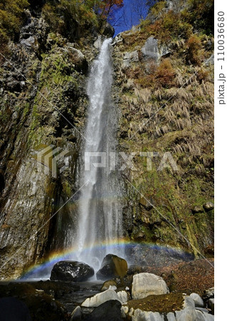 赤城山南面の虹架かる滝沢の不動滝 110036680
