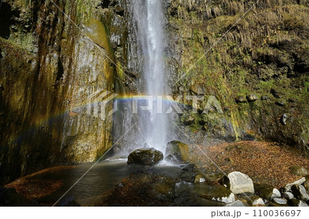 赤城山南面の虹架かる滝沢の不動滝 110036697