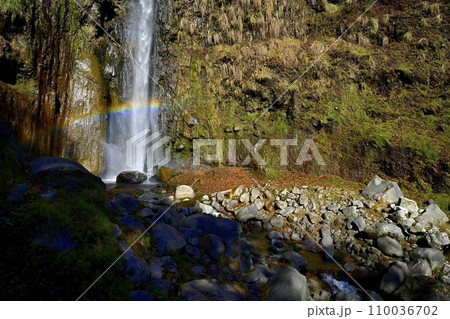 赤城山南面の虹架かる滝沢の不動滝 110036702