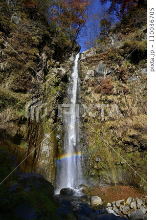 赤城山南面の虹架かる滝沢の不動滝 110036705