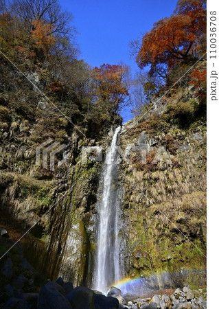 赤城山南面の虹架かる滝沢の不動滝 110036708