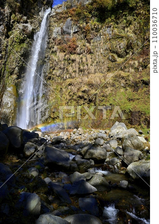 赤城山南面の虹架かる滝沢の不動滝 110036710