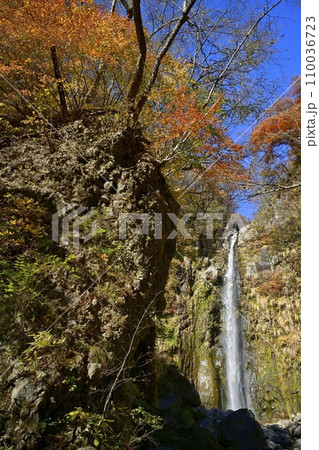赤城山南面の滝沢の不動滝 110036723
