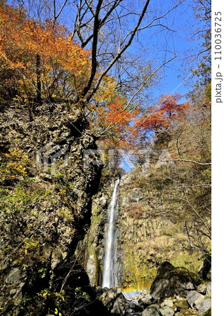 赤城山南面の虹架かる滝沢の不動滝 110036725