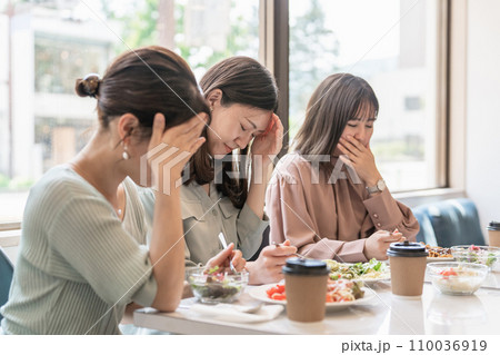 不味い店にランチに来てしまった女性達(女子会・食事会・会食) 不味い店にランチに来てしまった女性達(女子会・食事会・会食) 110036919