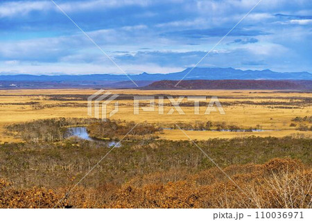 晩秋の釧路湿原　細岡展望台から見た風景　俯瞰　北海道釧路町 110036971