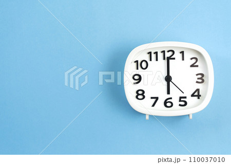 時計　時間　6時　18時　6：00　18：00 110037010