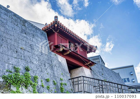 青空と首里城　淑順門　沖縄県那覇市 110037093