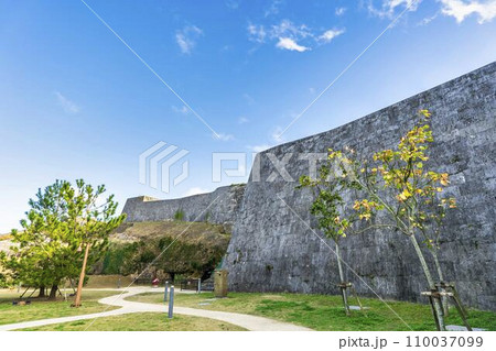 青空と首里城 城壁 沖縄県那覇市 青空と首里城 城壁 沖縄県那覇市 110037099
