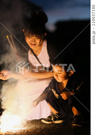 花火を楽しむ親子 Parent and child enjoying fireworks 花火を楽しむ親子 Parent and child enjoying fireworks 110037180