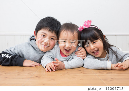 笑顔の三兄弟　Three smiling brothers 110037184