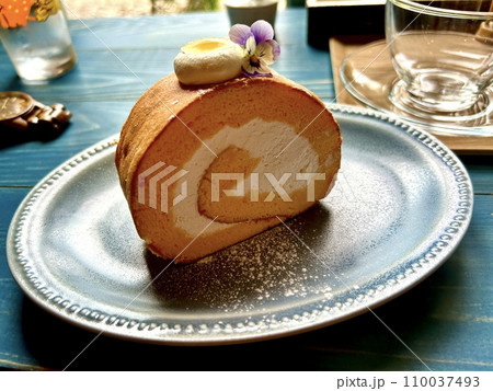 那須の隠れ家カフェ「喫茶 新川屋」ハチミツのロールケーキ 110037493