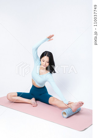 photo of a woman stretching using a hellse beauty foam roller photo of a woman stretching using a hellse beauty foam roller 110037749