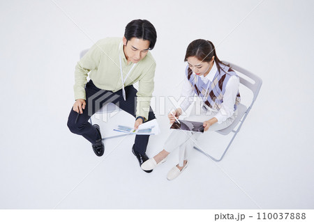 fighting business tablets, documents, and analyzing young people's photo fighting business tablets, documents, and analyzing young people's photo 110037888