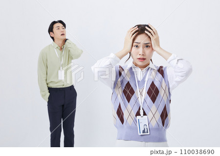 work stress_Putting on your head due to pain 110038690