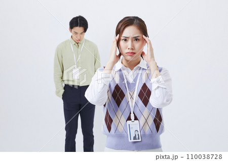 work stress_Putting on your head due to pain 110038728