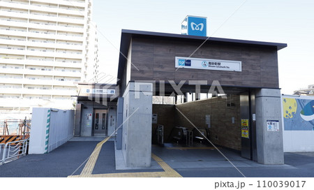 東京メトロ、東西線の南砂町駅3番出入口、エスカレーターやエレベーターが設置されている 東京メトロ、東西線の南砂町駅3番出入口、エスカレーターやエレベーターが設置されている 110039017