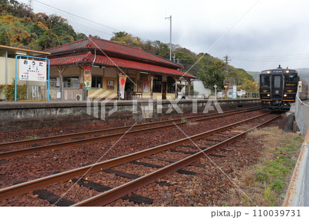 観光特急 「A列車で行こう」が停車中の網田駅 110039731