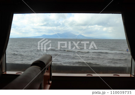 御輿来海岸を走行中の観光特急 「A列車で行こう」の車窓 有明海と雲仙普賢岳 110039735