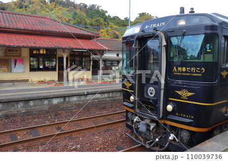 観光特急 「A列車で行こう」が停車中の網田駅 観光特急 「A列車で行こう」が停車中の網田駅 110039736