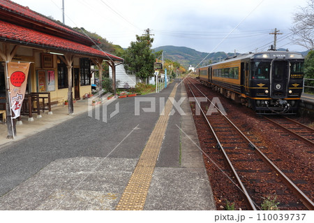 観光特急 「A列車で行こう」が停車中の網田駅 110039737