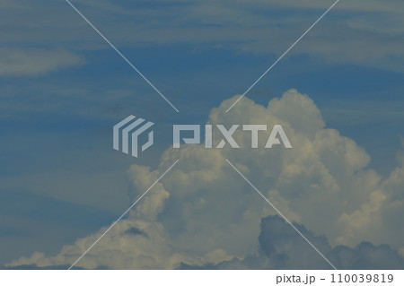 夏の青空と白い雲 夏の青空と白い雲 110039819