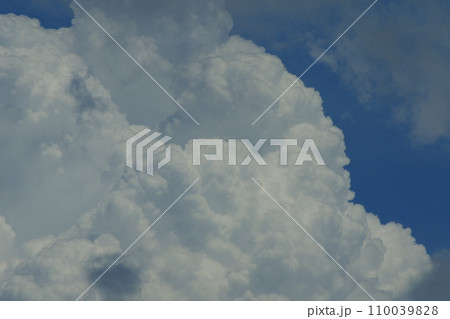 夏の青空と白い雲 夏の青空と白い雲 110039828