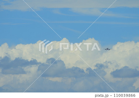 夏の青空と白い雲 夏の青空と白い雲 110039866