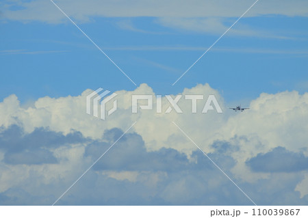 夏の青空と白い雲 夏の青空と白い雲 110039867