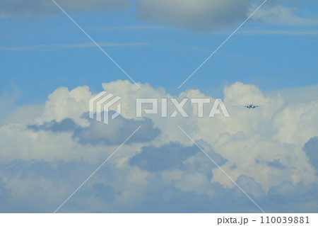 夏の青空と白い雲 夏の青空と白い雲 110039881