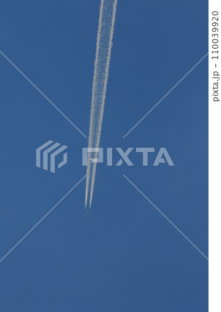 夏の青空と白い雲 夏の青空と白い雲 110039920