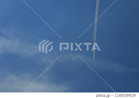 夏の青空と白い雲 夏の青空と白い雲 110039929