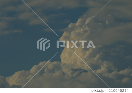夏の青空と白い雲 110040234