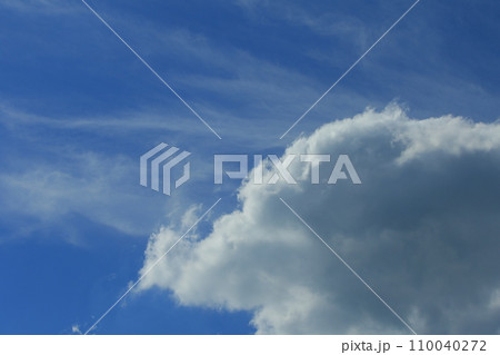夏の青空と白い雲 夏の青空と白い雲 110040272