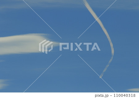 夏の青空と白い雲 110040318