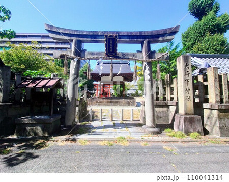 京都　大将軍神社東三條社の鳥居と舞台 110041314
