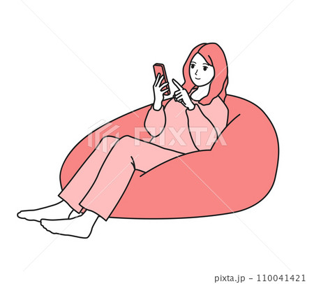 ソファーでくつろぎながらスマホを見る女性　人物イラスト 110041421