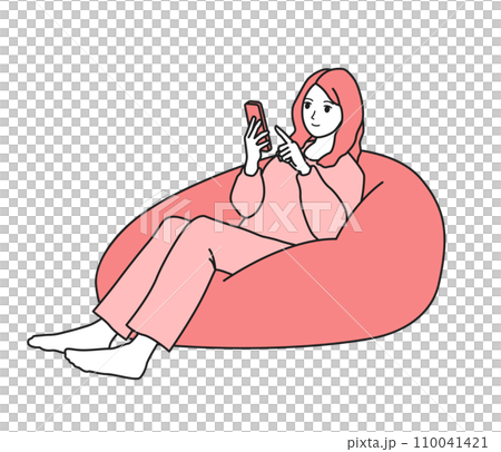 一位女士在沙發上放鬆時看著智慧型手機的插圖 110041421