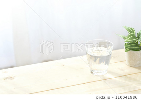 ミネラルウォーター　健康　ダイエット　脱水予防 110041986