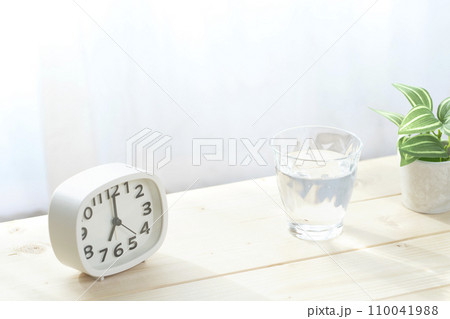 ミネラルウォーター　健康　ダイエット　脱水予防 110041988