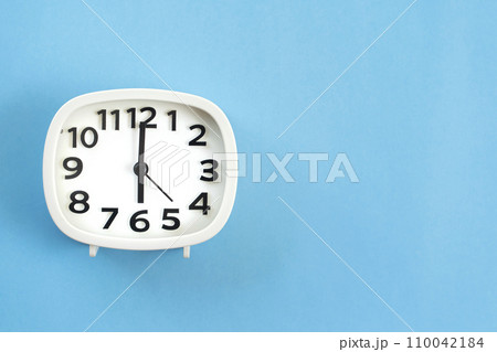 時計　時間　6時　18時　6：00　18：00 110042184