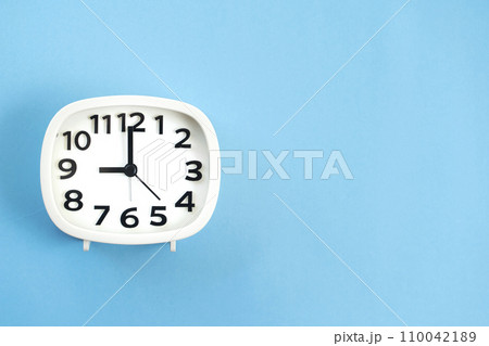 時計　時間　9時　21時　9：00　21：00 110042189