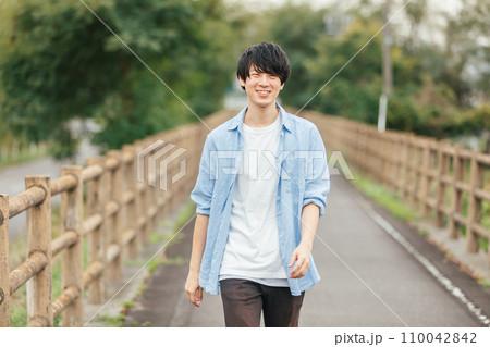 笑顔で歩く男性 man walking with smile 笑顔で歩く男性 man walking with smile 110042842
