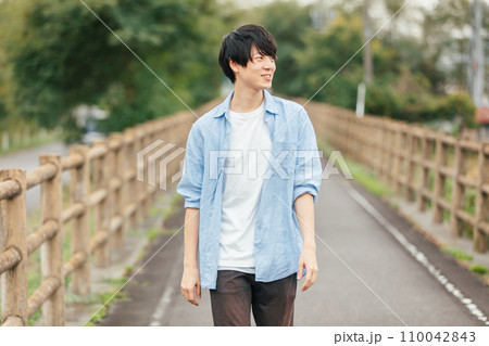 笑顔で歩く男性　man walking with smile	 110042843