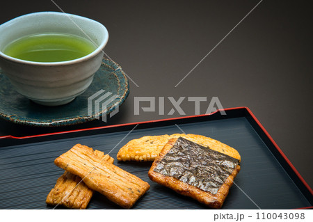 おいしいお茶とおせんべいで3時のおやつ 110043098