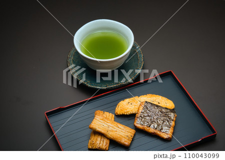 おいしいお茶とおせんべいで3時のおやつ おいしいお茶とおせんべいで3時のおやつ 110043099