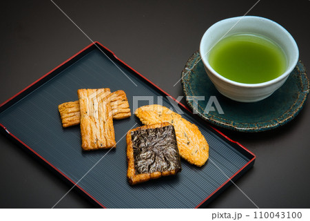 おいしいお茶とおせんべいで3時のおやつ おいしいお茶とおせんべいで3時のおやつ 110043100